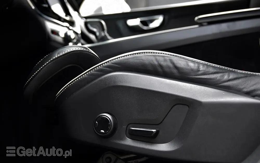 VOLVO XC 60 D4 R-Design