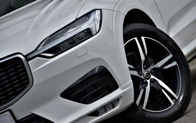 VOLVO XC 60 D4 R-Design