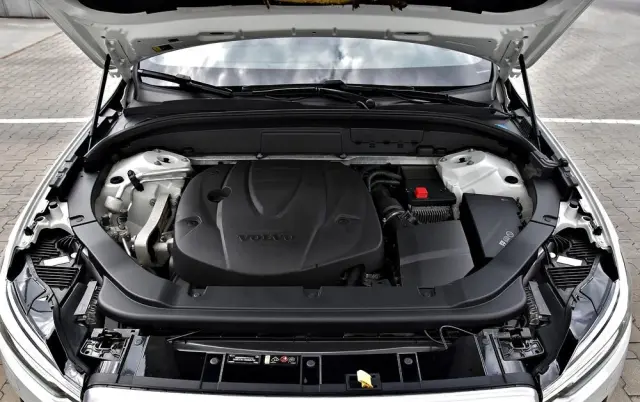 VOLVO XC 60 D4 R-Design