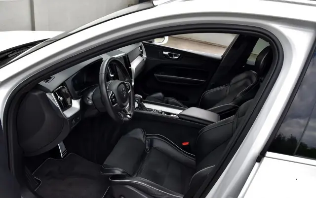 VOLVO XC 60 D4 R-Design