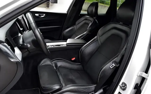 VOLVO XC 60 D4 R-Design