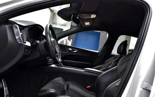 VOLVO XC 60 D4 R-Design