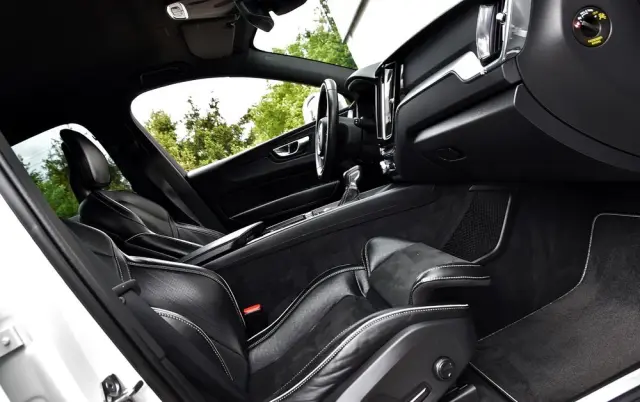 VOLVO XC 60 D4 R-Design