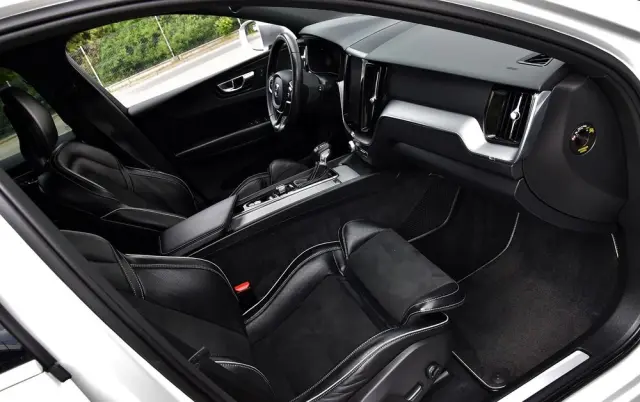 VOLVO XC 60 D4 R-Design