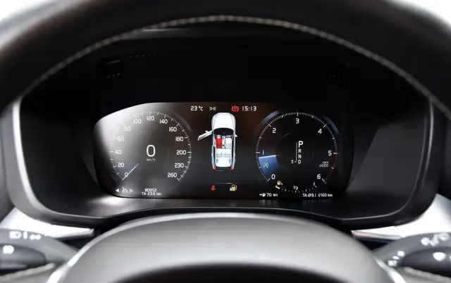 VOLVO XC 60 D4 R-Design