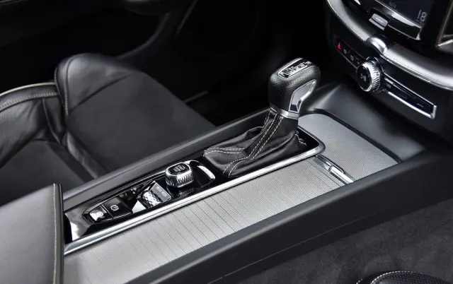 VOLVO XC 60 D4 R-Design