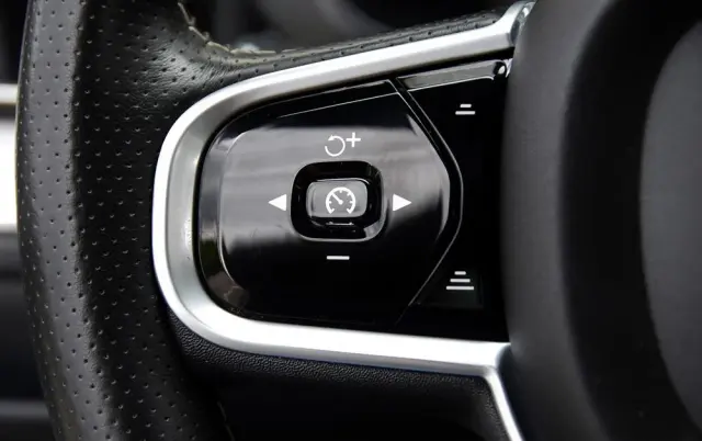 VOLVO XC 60 D4 R-Design