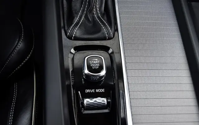 VOLVO XC 60 D4 R-Design