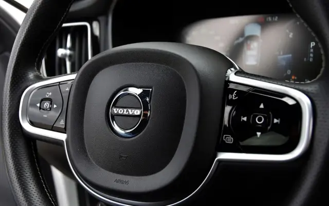 VOLVO XC 60 D4 R-Design