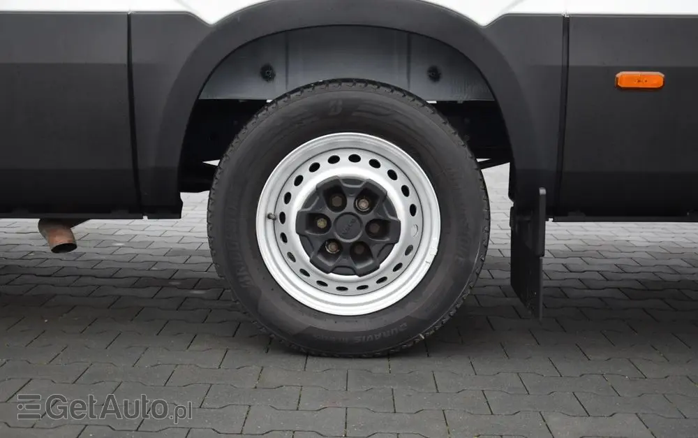 IVECO DAILY MAXI 35S16 / 2.3 - 160 KM / AUTOMAT HI-MATIC / NOWY MODEL / 3 OSOBY / DOSTAWCZE / BLASZAK / KLIMA / 2023 / SERWISOWANY / SPROWADZONY Z NIEMIEC 
