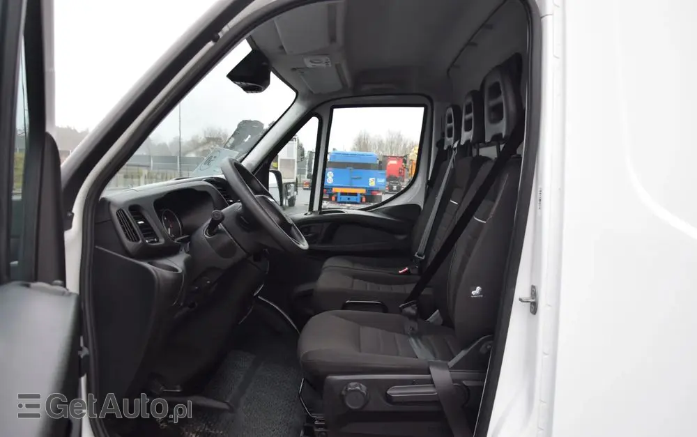 IVECO DAILY MAXI 35S16 / 2.3 - 160 KM / AUTOMAT HI-MATIC / NOWY MODEL / 3 OSOBY / DOSTAWCZE / BLASZAK / KLIMA / 2023 / SERWISOWANY / SPROWADZONY Z NIEMIEC 