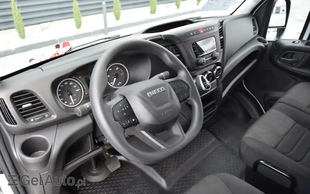IVECO DAILY MAXI 35S16 / 2.3 - 160 KM / AUTOMAT HI-MATIC / NOWY MODEL / 3 OSOBY / DOSTAWCZE / BLASZAK / KLIMA / 2023 / SERWISOWANY / SPROWADZONY Z NIEMIEC 