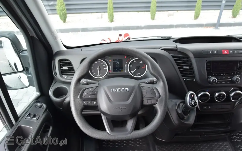 IVECO DAILY MAXI 35S16 / 2.3 - 160 KM / AUTOMAT HI-MATIC / NOWY MODEL / 3 OSOBY / DOSTAWCZE / BLASZAK / KLIMA / 2023 / SERWISOWANY / SPROWADZONY Z NIEMIEC 