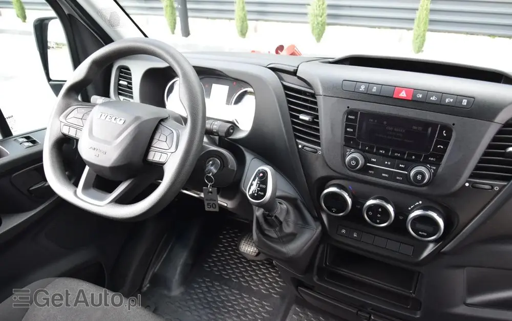 IVECO DAILY MAXI 35S16 / 2.3 - 160 KM / AUTOMAT HI-MATIC / NOWY MODEL / 3 OSOBY / DOSTAWCZE / BLASZAK / KLIMA / 2023 / SERWISOWANY / SPROWADZONY Z NIEMIEC 