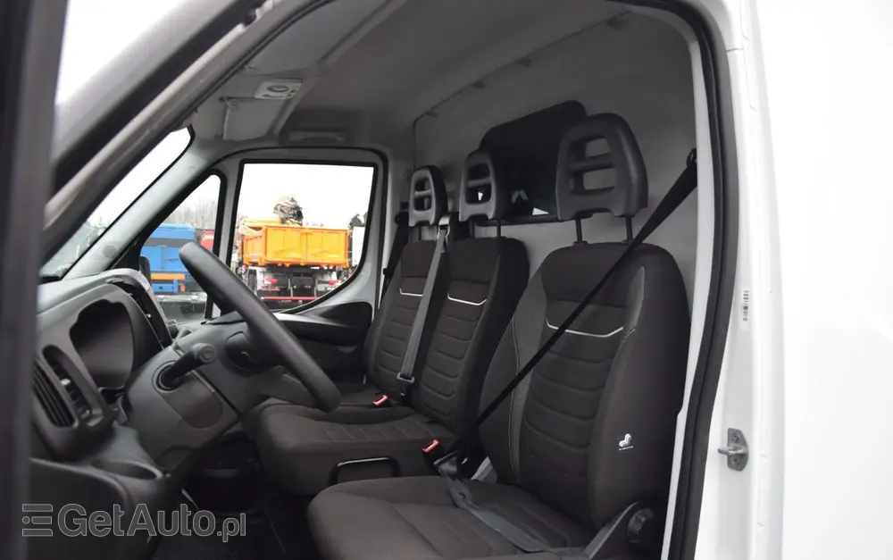 IVECO DAILY MAXI 35S16 / 2.3 - 160 KM / AUTOMAT HI-MATIC / NOWY MODEL / 3 OSOBY / DOSTAWCZE / BLASZAK / KLIMA / 2023 / SERWISOWANY / SPROWADZONY Z NIEMIEC 