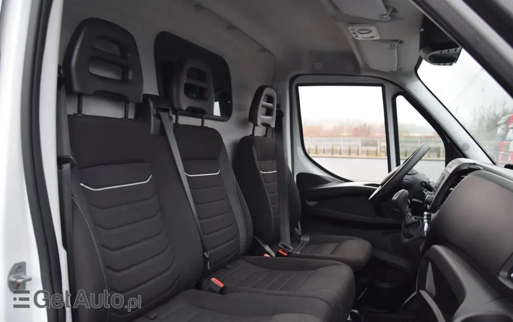 IVECO DAILY MAXI 35S16 / 2.3 - 160 KM / AUTOMAT HI-MATIC / NOWY MODEL / 3 OSOBY / DOSTAWCZE / BLASZAK / KLIMA / 2023 / SERWISOWANY / SPROWADZONY Z NIEMIEC 