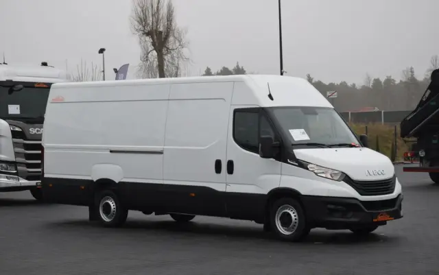IVECO DAILY MAXI 35S16 / 2.3 - 160 KM / AUTOMAT HI-MATIC / NOWY MODEL / 3 OSOBY / DOSTAWCZE / BLASZAK / KLIMA / 2023 / SERWISOWANY / SPROWADZONY Z NIEMIEC 