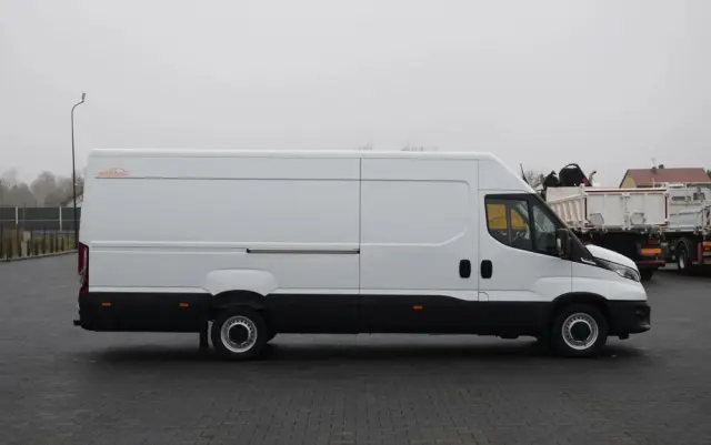 IVECO DAILY MAXI 35S16 / 2.3 - 160 KM / AUTOMAT HI-MATIC / NOWY MODEL / 3 OSOBY / DOSTAWCZE / BLASZAK / KLIMA / 2023 / SERWISOWANY / SPROWADZONY Z NIEMIEC 