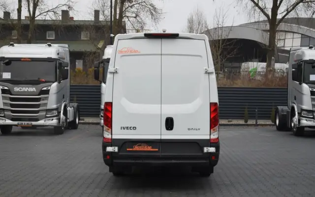 IVECO DAILY MAXI 35S16 / 2.3 - 160 KM / AUTOMAT HI-MATIC / NOWY MODEL / 3 OSOBY / DOSTAWCZE / BLASZAK / KLIMA / 2023 / SERWISOWANY / SPROWADZONY Z NIEMIEC 