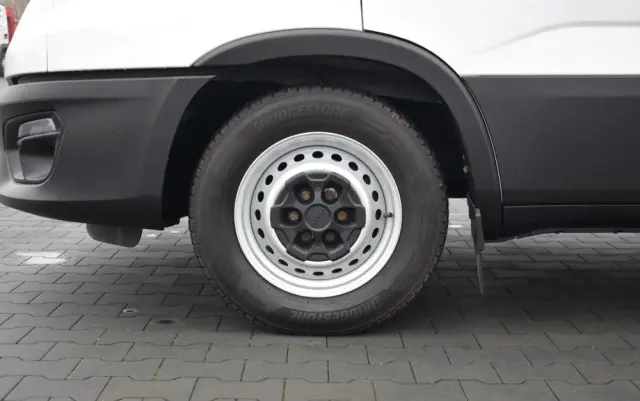 IVECO DAILY MAXI 35S16 / 2.3 - 160 KM / AUTOMAT HI-MATIC / NOWY MODEL / 3 OSOBY / DOSTAWCZE / BLASZAK / KLIMA / 2023 / SERWISOWANY / SPROWADZONY Z NIEMIEC 