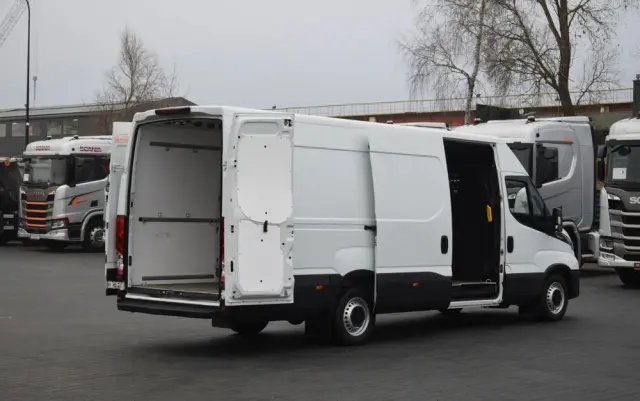 IVECO DAILY MAXI 35S16 / 2.3 - 160 KM / AUTOMAT HI-MATIC / NOWY MODEL / 3 OSOBY / DOSTAWCZE / BLASZAK / KLIMA / 2023 / SERWISOWANY / SPROWADZONY Z NIEMIEC 