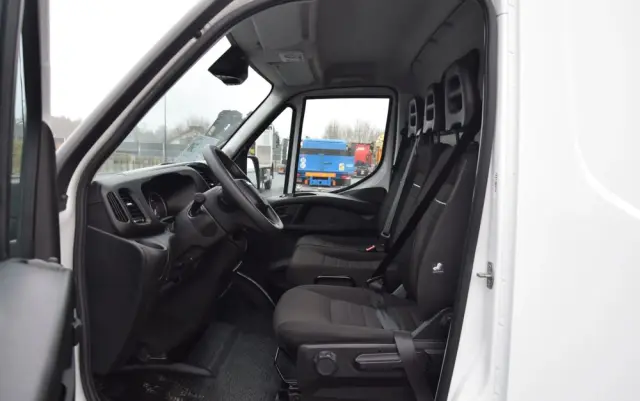 IVECO DAILY MAXI 35S16 / 2.3 - 160 KM / AUTOMAT HI-MATIC / NOWY MODEL / 3 OSOBY / DOSTAWCZE / BLASZAK / KLIMA / 2023 / SERWISOWANY / SPROWADZONY Z NIEMIEC 