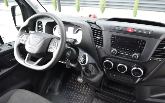 IVECO DAILY MAXI 35S16 / 2.3 - 160 KM / AUTOMAT HI-MATIC / NOWY MODEL / 3 OSOBY / DOSTAWCZE / BLASZAK / KLIMA / 2023 / SERWISOWANY / SPROWADZONY Z NIEMIEC 