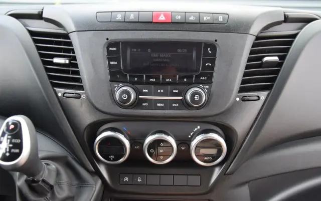 IVECO DAILY MAXI 35S16 / 2.3 - 160 KM / AUTOMAT HI-MATIC / NOWY MODEL / 3 OSOBY / DOSTAWCZE / BLASZAK / KLIMA / 2023 / SERWISOWANY / SPROWADZONY Z NIEMIEC 