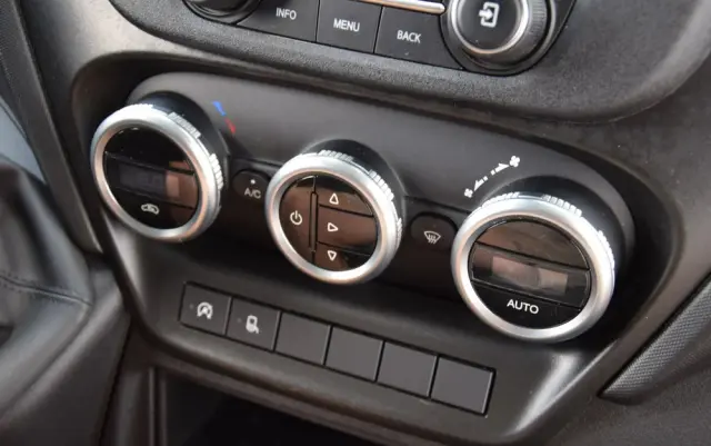 IVECO DAILY MAXI 35S16 / 2.3 - 160 KM / AUTOMAT HI-MATIC / NOWY MODEL / 3 OSOBY / DOSTAWCZE / BLASZAK / KLIMA / 2023 / SERWISOWANY / SPROWADZONY Z NIEMIEC 