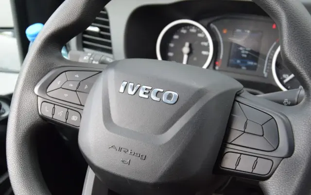 IVECO DAILY MAXI 35S16 / 2.3 - 160 KM / AUTOMAT HI-MATIC / NOWY MODEL / 3 OSOBY / DOSTAWCZE / BLASZAK / KLIMA / 2023 / SERWISOWANY / SPROWADZONY Z NIEMIEC 