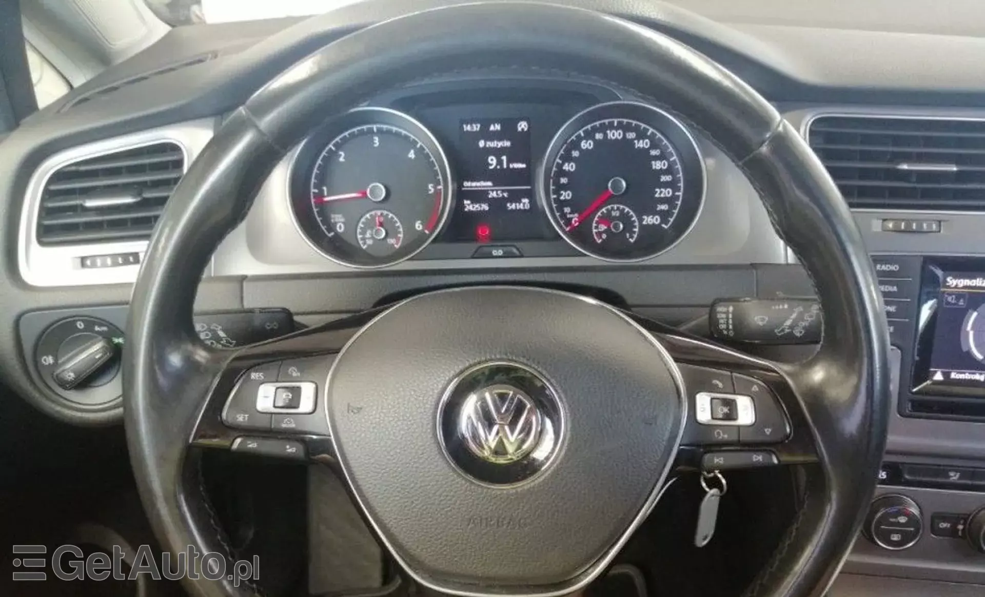 VOLKSWAGEN Golf 