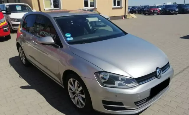VOLKSWAGEN Golf 
