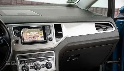 VOLKSWAGEN Golf Sportsvan 