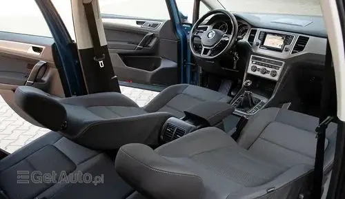 VOLKSWAGEN Golf Sportsvan 
