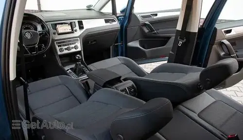 VOLKSWAGEN Golf Sportsvan 