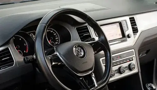 VOLKSWAGEN Golf Sportsvan 
