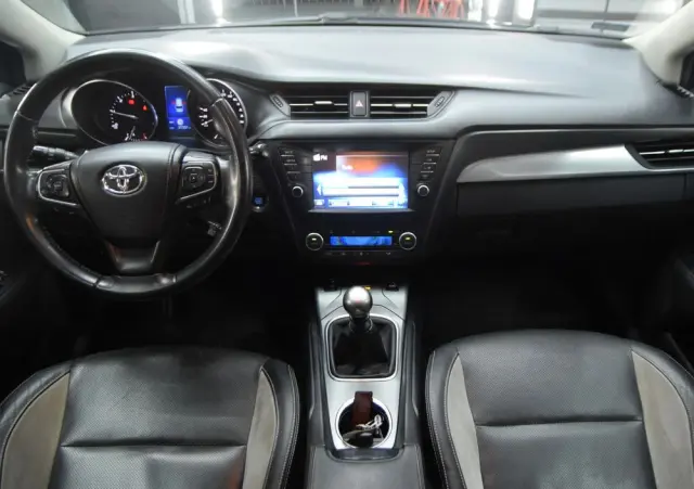 TOYOTA Avensis 2.0 D-4D Premium