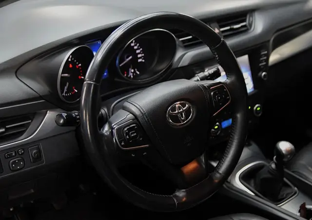 TOYOTA Avensis 2.0 D-4D Premium