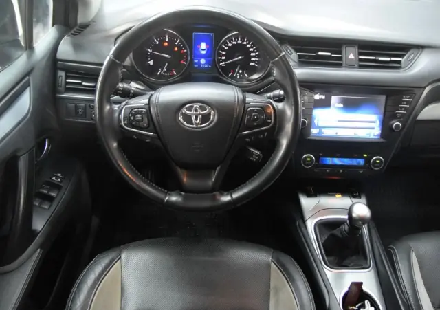 TOYOTA Avensis 2.0 D-4D Premium