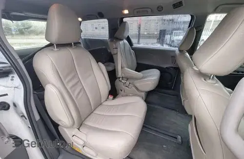 TOYOTA Sienna 