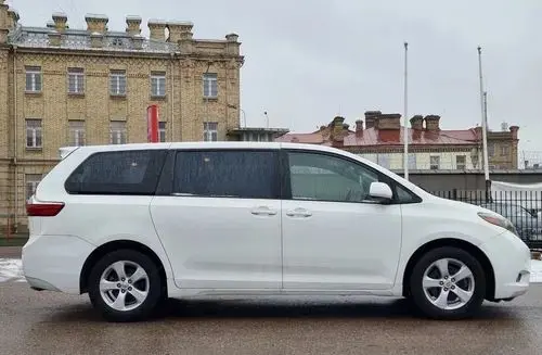TOYOTA Sienna 