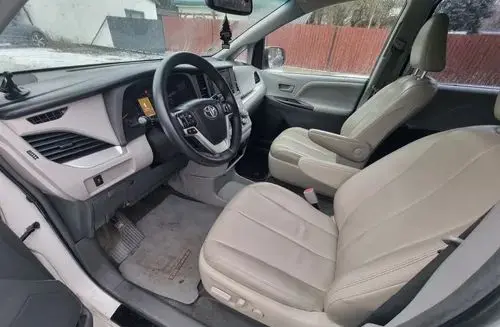 TOYOTA Sienna 