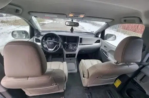 TOYOTA Sienna 