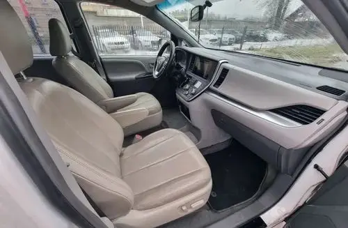 TOYOTA Sienna 