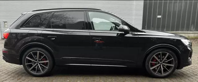 AUDI Q7 S line