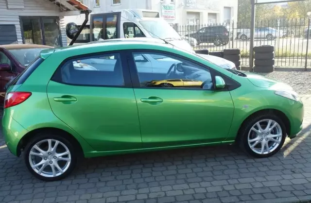 MAZDA 2 