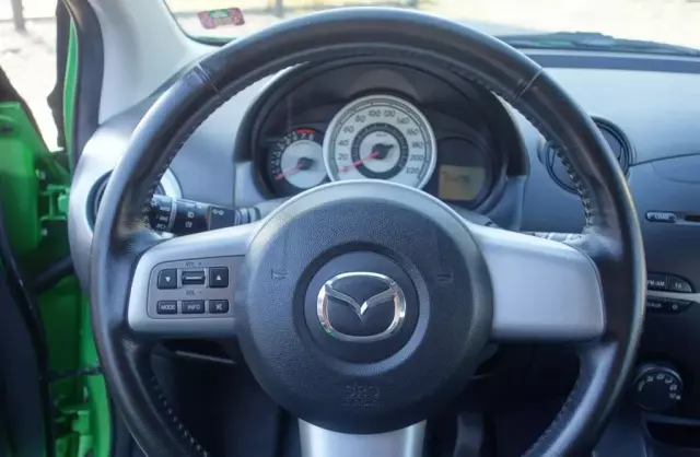 MAZDA 2 