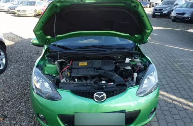 MAZDA 2 