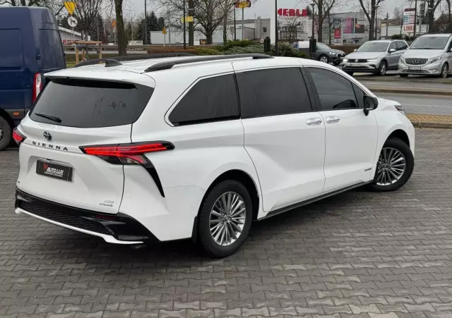 TOYOTA Sienna 