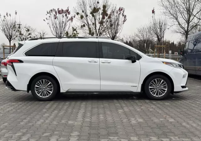 TOYOTA Sienna 